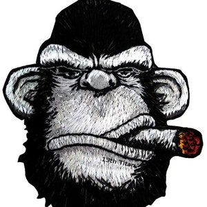 Peut inclure: Patch brodé noir et blanc représentant le visage d'un singe avec une expression sérieuse, fumant un cigare. Le texte "13th Titan" est visible sous le menton du singe.