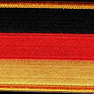 Puede incluir: Un parche bordado con la bandera alemana en negro, rojo y dorado.