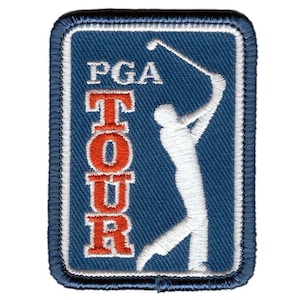 Op de afbeelding: Een blauwe en witte geborduurde patch met de tekst "PGA TOUR" in oranje en wit. In het midden van de patch is een witte silhouet van een golfer die een golfclub zwaait.