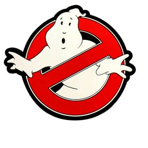 Op de afbeelding: Een rode cirkel met een diagonale lijn erdoorheen, bekend als het "No Ghost"-symbool, toont een witte cartoon-geest met een verraste uitdrukking. De geest heeft armen en handen, en het symbool is een populair icoon uit de Ghostbusters-franchise.