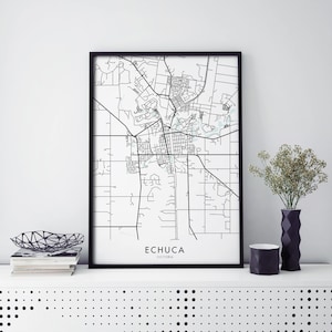 Op de afbeelding: Zwart-witte lijntekening kaartprint van Echuca, Victoria, Australië in een zwart frame. De kaart toont de straten en wegen van de stad.