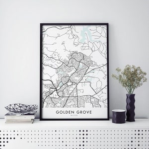 Puede incluir: Impresión de mapa en blanco y negro de Golden Grove, SA 5125, en un marco negro. El mapa muestra las calles y carreteras de la zona.