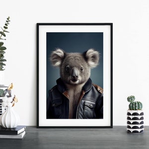 Puede incluir: Un koala con una chaqueta de cuero marrón con cremallera y bolsillos. El koala tiene pelo gris y una nariz negra. El fondo es azul oscuro.