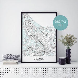 Könnte beinhalten: Eine schwarz-weiße druckbare Karte von Gdańsk, Polen, in einem schwarzen Rahmen. Die Karte ist auf weißem Papier mit hellblauem Hintergrund gedruckt. Der Text "Gdańsk, Polen" ist unter der Karte gedruckt.