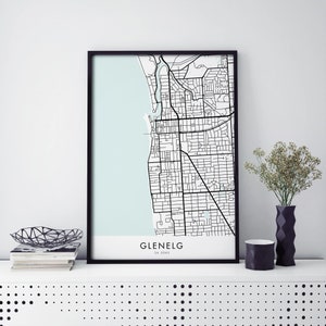 Puede incluir: Impresión de mapa en blanco y negro de Glenelg, SA 5043, en un marco negro. El mapa muestra las calles y la costa de la zona.