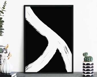 Op de afbeelding: Zwart-witte abstracte kunstprint met een dik wit penseelstreepontwerp op een zwarte achtergrond.