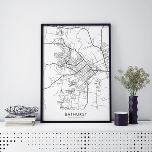 Puede incluir: Impresión de mapa en blanco y negro de Bathurst, Nueva Gales del Sur, Australia, en un marco negro. El mapa muestra las calles y carreteras de la ciudad.