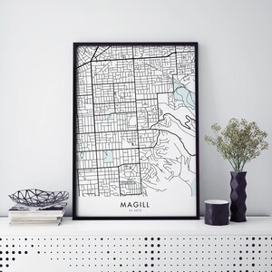 Puede incluir: Impresión de mapa en blanco y negro del barrio de Magill en Adelaida, Australia del Sur. La impresión está enmarcada en un marco negro y está colgada en una pared blanca.