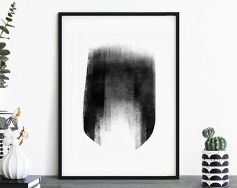 Op de afbeelding: Zwart-wit abstracte kunstafdruk in een zwarte lijst. Het kunstwerk heeft een verticaal ontwerp in penseelstijl met een gradiënteffect, dat overgaat van donker naar licht. De ingelijste print wordt weergegeven op een donkergrijze ondergrond.