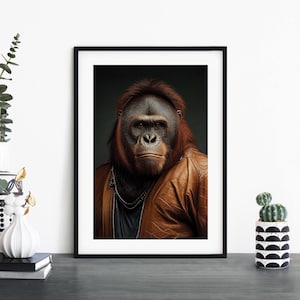 Puede incluir: Un retrato de cerca de un orangután con una chaqueta de cuero marrón. El orangután tiene una expresión seria y mira directamente a la cámara.