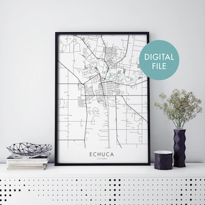Op de afbeelding: Een zwart-witte lijntekening van een kaart van Echuca, Victoria, Australië. De kaart is afgedrukt op wit papier en ingelijst in een zwart frame. De tekst "DIGITAL FILE" staat in een lichtblauwe cirkel in de rechterbovenhoek van de afbeelding.