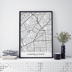 Puede incluir: Impresión de mapa en blanco y negro de Campbelltown, SA 5074, en un marco negro. El mapa muestra las calles y carreteras de la ciudad.