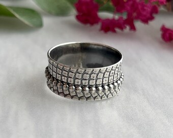 Cobblestone Spinner Ring, fits like a size 10