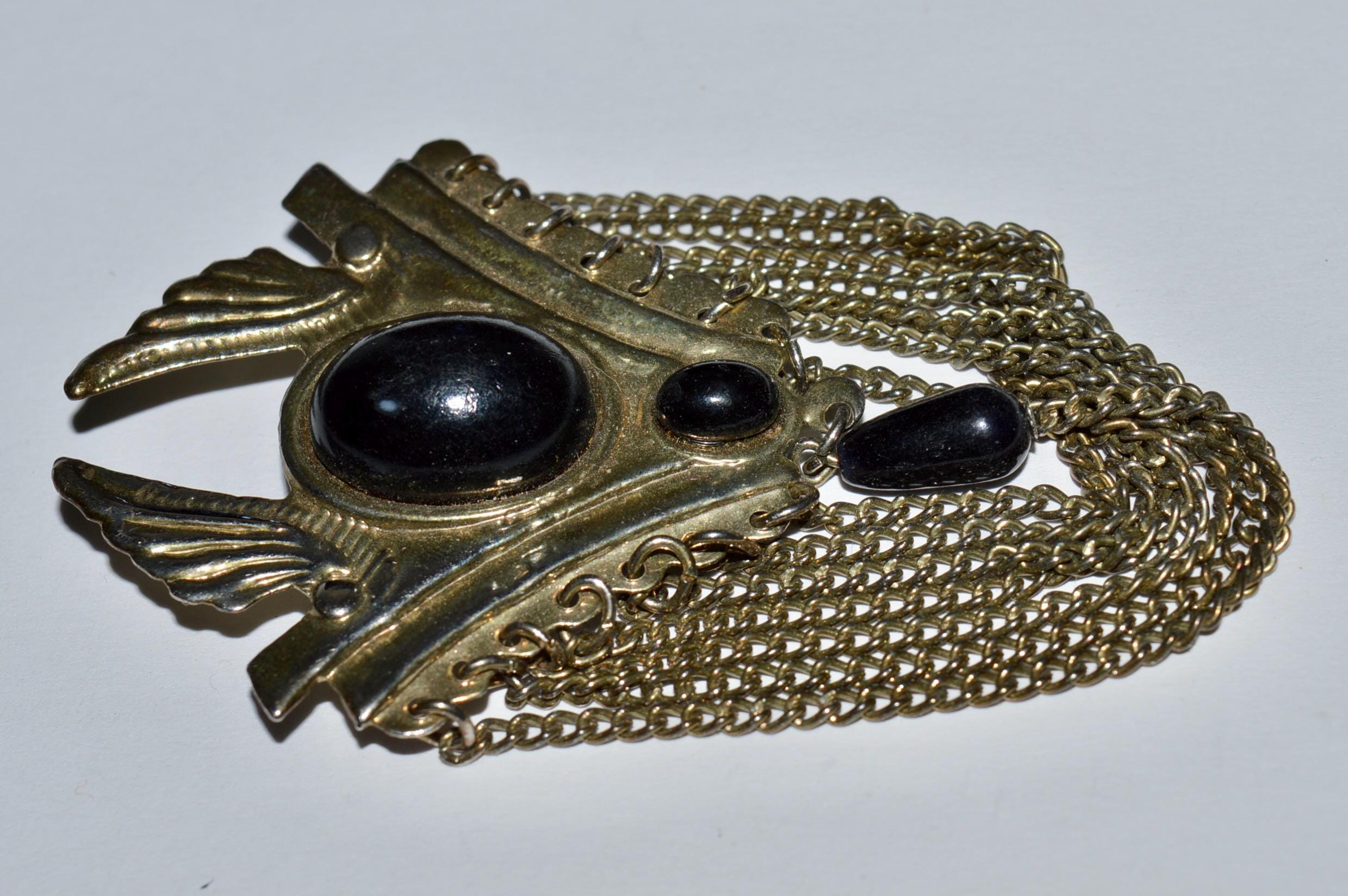 Broche Ancienne En Corne Et Onyx - Style Égyptien Revival, Époque Jugendstil, Métal Inconnu - Occasion, Pièce De Collection
