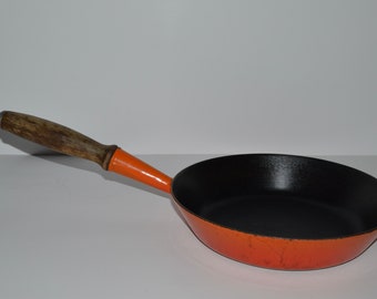 Le Creuset Skillet RARE ROSE PINK New W/ Box 9.5 Omelet Pan 24 Enameled Cast  Iron Shipping Included 