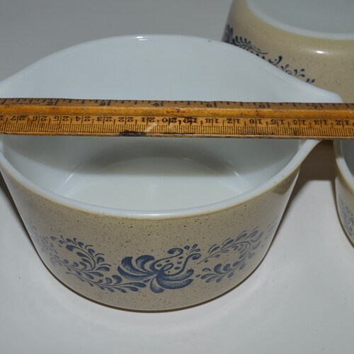 Pyrex Bake Serve Store Set, Pyrex Homestead, Blue on shops Beige Pattern, 1980s Pyrex 471 472 473, Set of 3, Pyrex Blue Onion Bowls