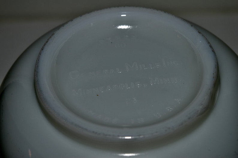 Made in U.S.A Pyrex Heavy Glass Bowl with Spout Vintage Pyrex White Milk Glass Made for General MIlls Pyrex General Mills Mixing Bowl