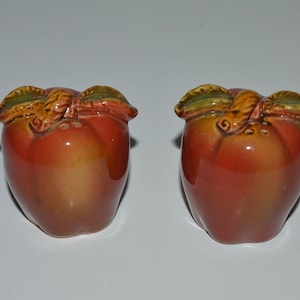 Apple Salt and Pepper Set,  Apple Shaker Figurines, Gift for Teacher, Apple Salt Shaker, Ceramic Apple Salt and Pepper Set, Fall Table Decor