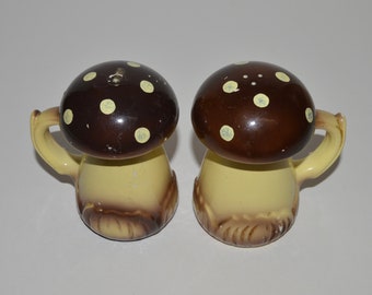 Mushroom Salt and Pepper Shakers, Made in Japan Mushroom Shaped Dispensers, Mushroom Gift, 1970s Retro Kitchen, Collectible Shakers
