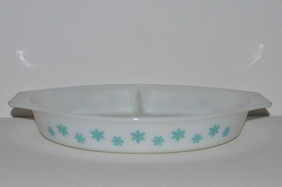 Vintage Pyrex Snowflake 1.5-quart Divided Dish With Matching Pyrex