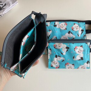 Mini cartera de mano mágica. Una cremallera, tres bolsillos organizados. Organizador de bolsos. Bolsa con cremallera. Telas retro Kitty y Waxed Canvas