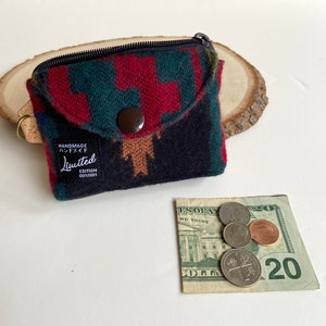 Monedero de lana y lona encerada. Bolsillo seguro y con cremallera. Aceites esenciales/tarjetas/monedas. Regalo forrado. Cartera roja de edición limitada