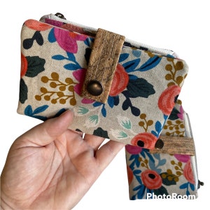 Cartera de corcho floral. Bolsillos CC, efectivo y monedas. Cartera de mano. Cremallera de bolsillo de tela de algodón de diseño, ranuras para tarjetas de crédito