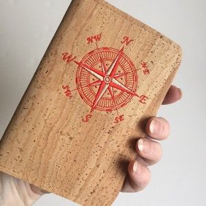 Portefeuille de voyage Natural Cork Passport. Enveloppez votre passeport dans cet étui en liège durable. Rose des vents brodés avec pochettes de carte de crédit