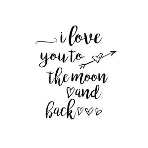 Puede incluir: Texto en caligraf&iacute;a en blanco y negro que dice "i love you to the moon and back" con un peque&ntilde;o coraz&oacute;n dibujado al lado de la palabra "love" y una peque&ntilde;a flecha apuntando hacia la derecha con un coraz&oacute;n al final de la flecha. Tambi&eacute;n hay peque&ntilde;os corazones dibujados al lado de las palabras "and" y "back".