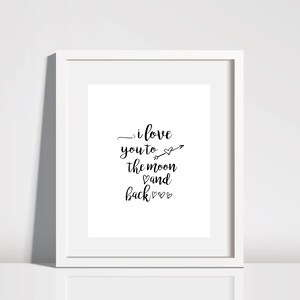 Puede incluir: Una impresi&oacute;n enmarcada en blanco con caligraf&iacute;a negra que dice "i love you to the moon and back" con una peque&ntilde;a flecha y corazones.