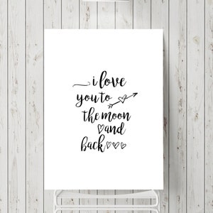 Puede incluir: Arte de pared imprimible en blanco y negro con el texto "i love you to the moon and back" con un gr&aacute;fico de coraz&oacute;n y flecha.