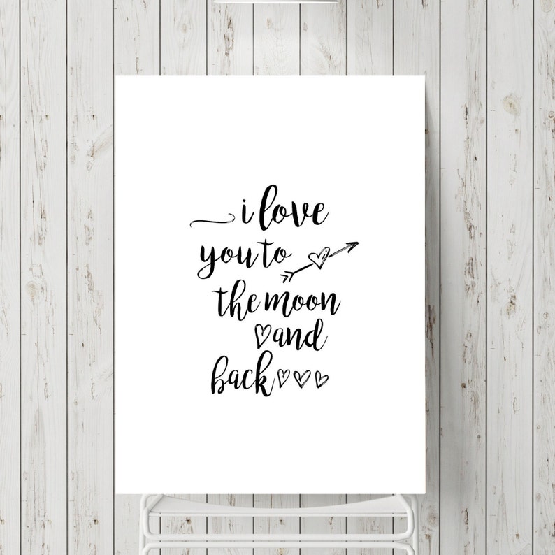 Puede incluir: Arte de pared imprimible en blanco y negro con el texto "i love you to the moon and back" con un gr&aacute;fico de coraz&oacute;n y flecha.