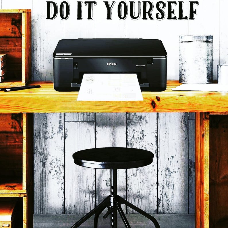 Puede incluir: Una impresora Epson negra con una hoja de papel saliendo de la bandeja de papel. La impresora est&aacute; sentada en una mesa de madera con un taburete negro en primer plano. El fondo es una pared de madera blanca con el texto "DO IT YOURSELF" escrito en negro.