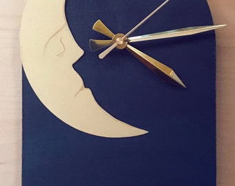 Mucca che salta sopra l'orologio della luna