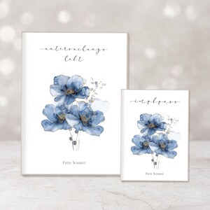 Op de afbeelding: Twee witte boeken met blauwe bloemen aquarel ontwerpen. Het grotere boek heeft de tekst "unterwegs lebt" en het kleinere boek heeft de tekst "irbress". Beide boeken tonen blauwe bloemen met gouden accenten en de naam "Fiete Schmidt".