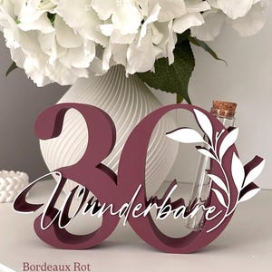 Farbe: Bordeaux Rot mit weißer Schrift