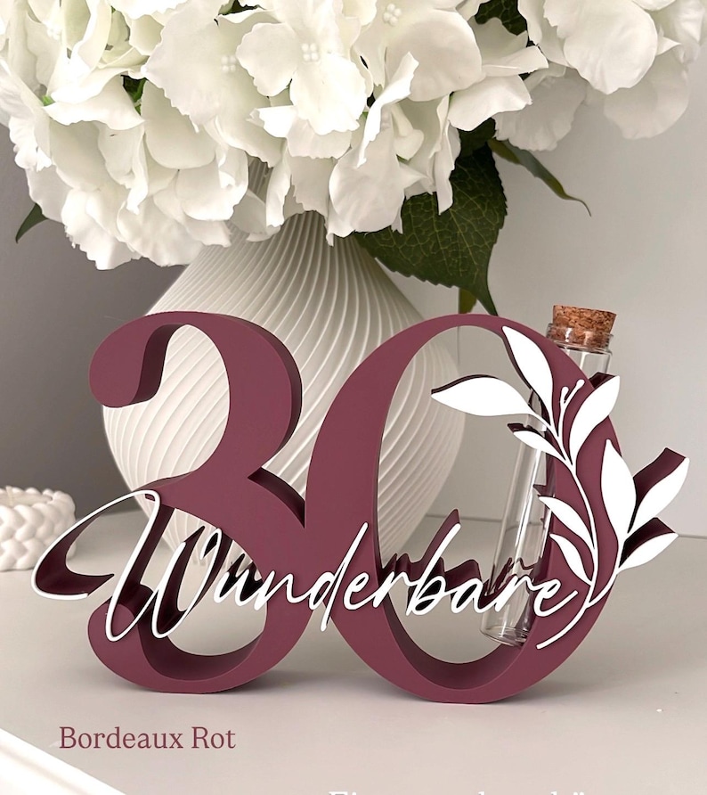 Farbe: Bordeaux Rot mit weißer Schrift