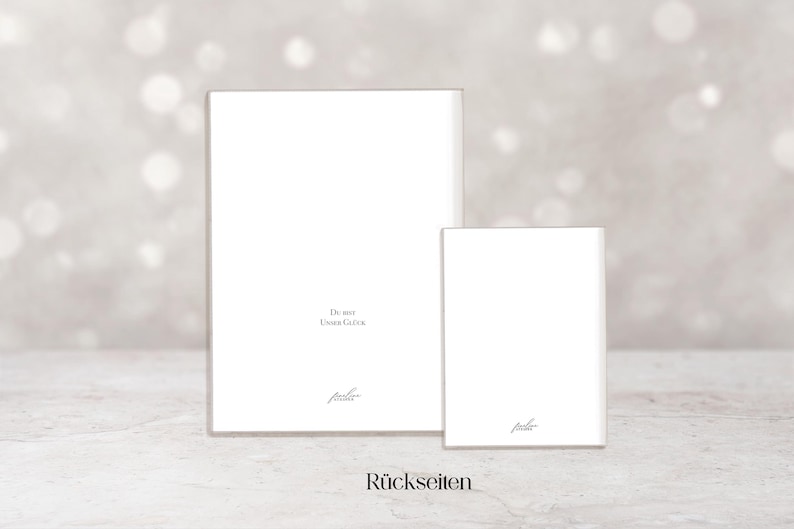 Op de afbeelding: Twee witte rechthoekige kaarten, de ene groter dan de andere, worden weergegeven tegen een zachte, vage achtergrond. De kaarten hebben tekst en een handtekening in het onderste gedeelte. Het woord "R&uuml;ckseiten" staat onderaan.