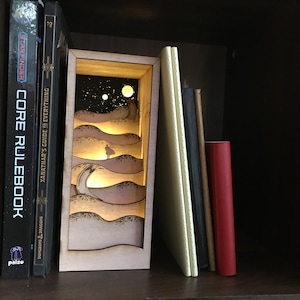 Sand Dune at Night Book Nook | Desert-Themed Bookshelf Insert | 3D Printed Book Nook with LED Lights