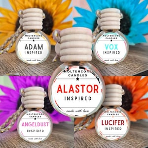 Könnte beinhalten: Eine Sammlung von Moltencore Candles Lufterfrischern mit Holzdeckeln und dekorativen Kordeln. Jede Glasflasche hat ein Etikett mit einem Namen und dem Wort "INSPIRED". Der Hintergrund umfasst bunte Sonnenblumen.