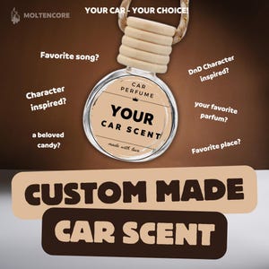 Könnte beinhalten: Ein brauner und weißer, individueller Auto-Lufterfrischer mit dem Text "YOUR CAR SCENT" auf der Vorderseite. Der Lufterfrischer hängt an einer Schnur und hat ein Design aus Holzperlen. Der Hintergrund ist braun mit weißem Text, der "CUSTOM MADE CAR SCENT" lautet.