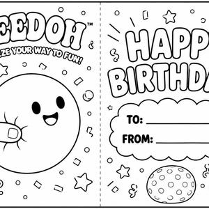 Peut inclure: Une carte de coloriage en noir et blanc avec le texte NEEDOH SQUEEZE YOUR WAY TO FUN et HAPPY BIRTHDAY. Le design comprend une main pressant un personnage rond, un espace en forme de nuage pour les noms, une balle à pois et un chapeau de fête.