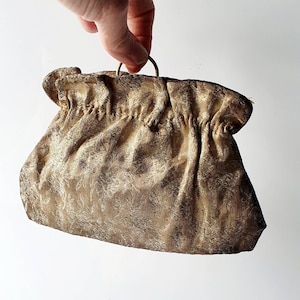 Sac ancien en brocart d’or, années 1920, bague au doigt, miroir original et carte d’adresse, fabriqué en France