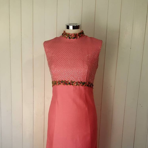 Vestido vintage, brillante, vestido rosa, vestido de 1960, vestido de turno, talla 8, ropa vintage, línea imperio, "Un vestido original de la ciudad"