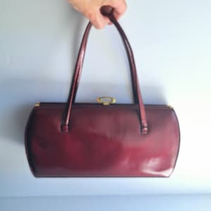 1970er Jahre, bordeauxrote Lacklederhandtasche, Holmes of Norwich, Vintage Mode