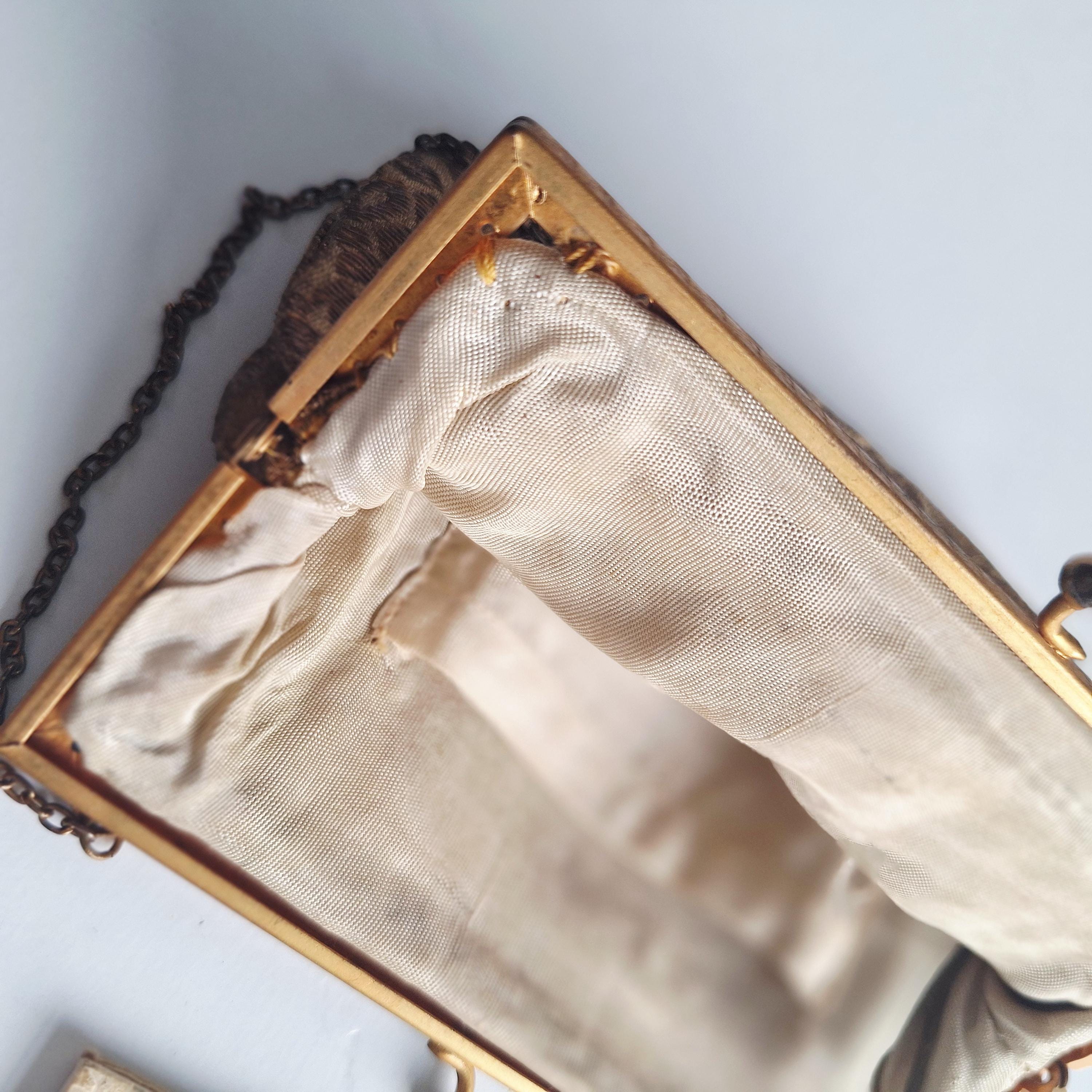 1920年代のメタリックゴールドのイブニングバッグ：アールヌーボー調の