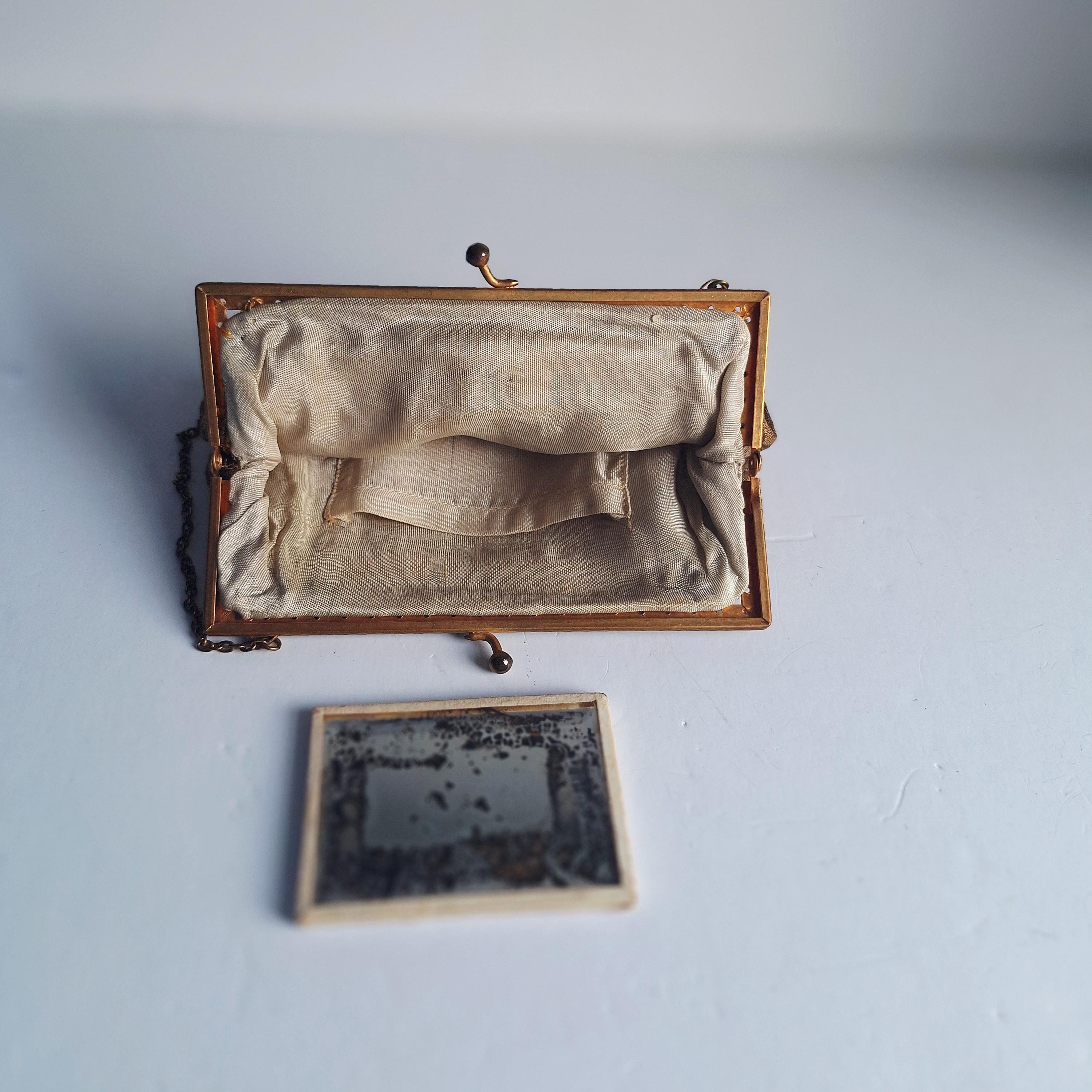 1920年代のメタリックゴールドのイブニングバッグ：アールヌーボー調の