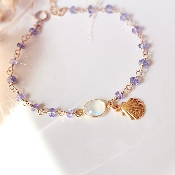 Bracelet avec perles de pierre précieuse Tanzanite et charm coquillage en vermeil 18k sur la chaîne en 14k gold filled, bijoux fins