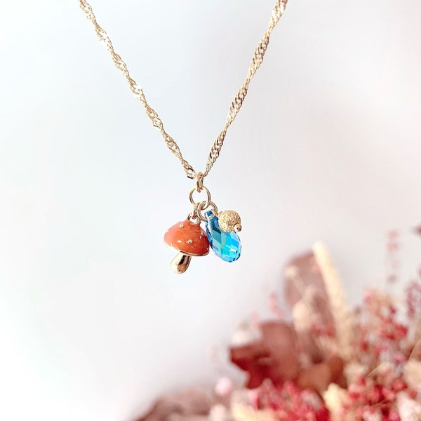 Collier mi-long  "Balade en forêt" champignon orange avec goutte en cristal taillé couleur Aquamarine transmission