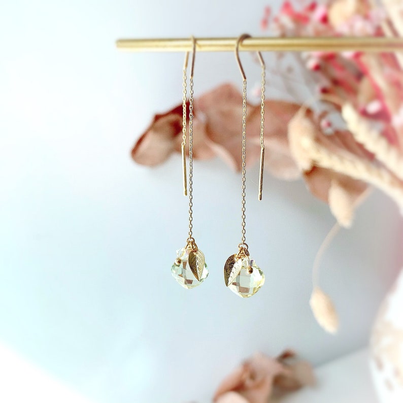 Boucles d'oreille longue pierre naturelle Quartz citron avec perle de Swarovski et une feuille dorée chaine earrings image 3